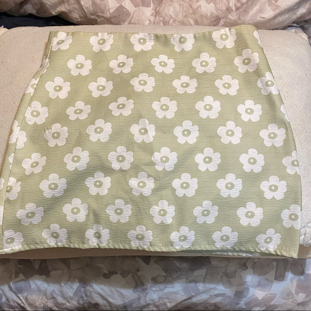 Green flower skirt. Size xs like new